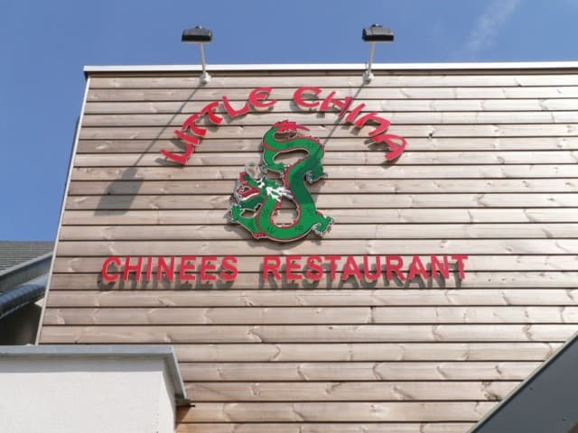 Restaurant buitenzijde met drakenlogo