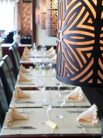 Decoratieve verlichting boven gedekte tafel